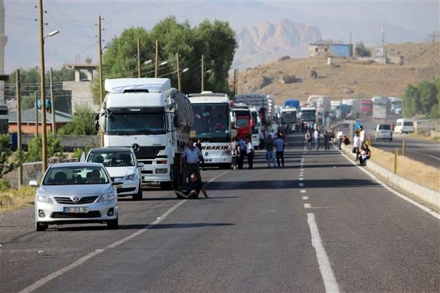 Teröristlerin Yol Kesip TIR Yakması Vatandaşı Perişan Etti