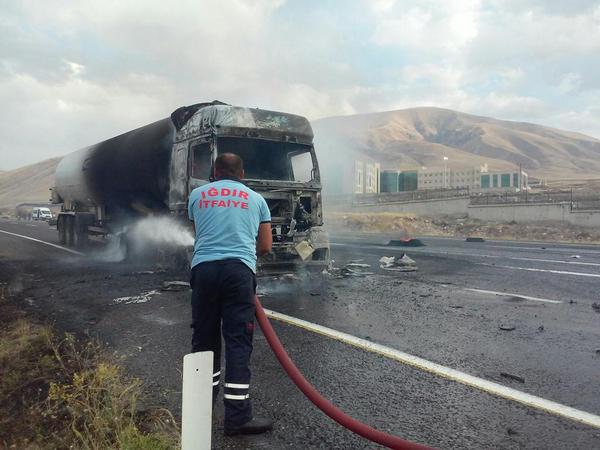 PKK'lılar Doğubayazıt-Iğdır Karayolunda TIR Yaktı